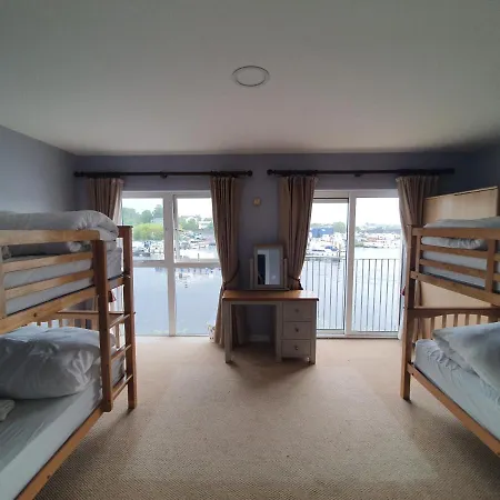 度假居 Five Bedroom Waterfront House