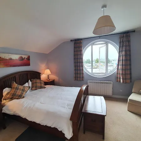 Five Bedroom Waterfront House *