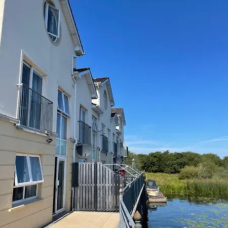 Five Bedroom Waterfront House Nyaraló *