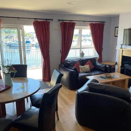 度假居 Five Bedroom Waterfront House