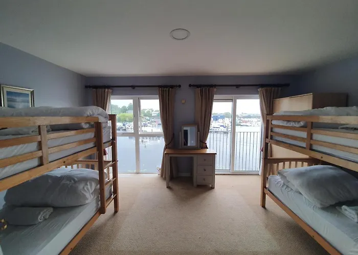 別荘 Five Bedroom Waterfront House