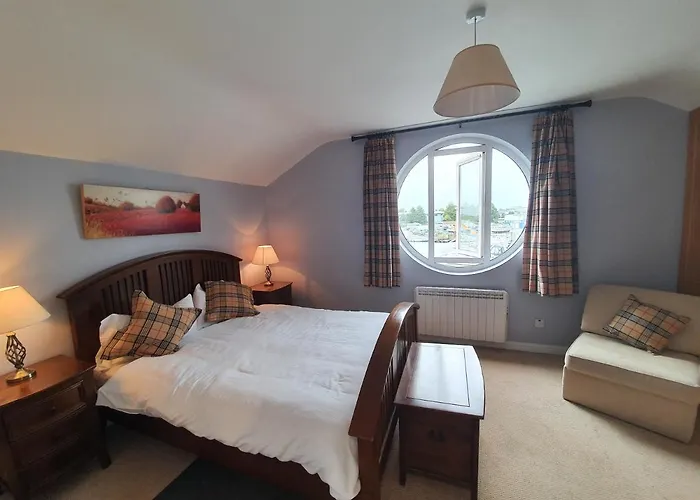 Five Bedroom Waterfront House *