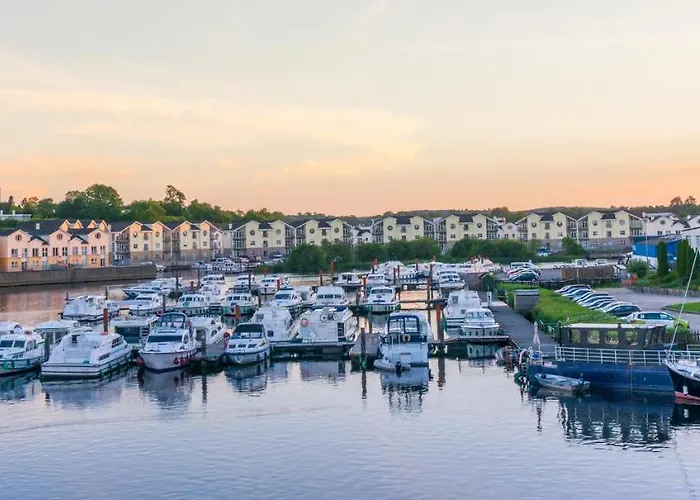 Five Bedroom Waterfront House 度假居 Carrick on Shannon