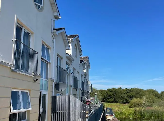 Five Bedroom Waterfront House Prázdninový dům *